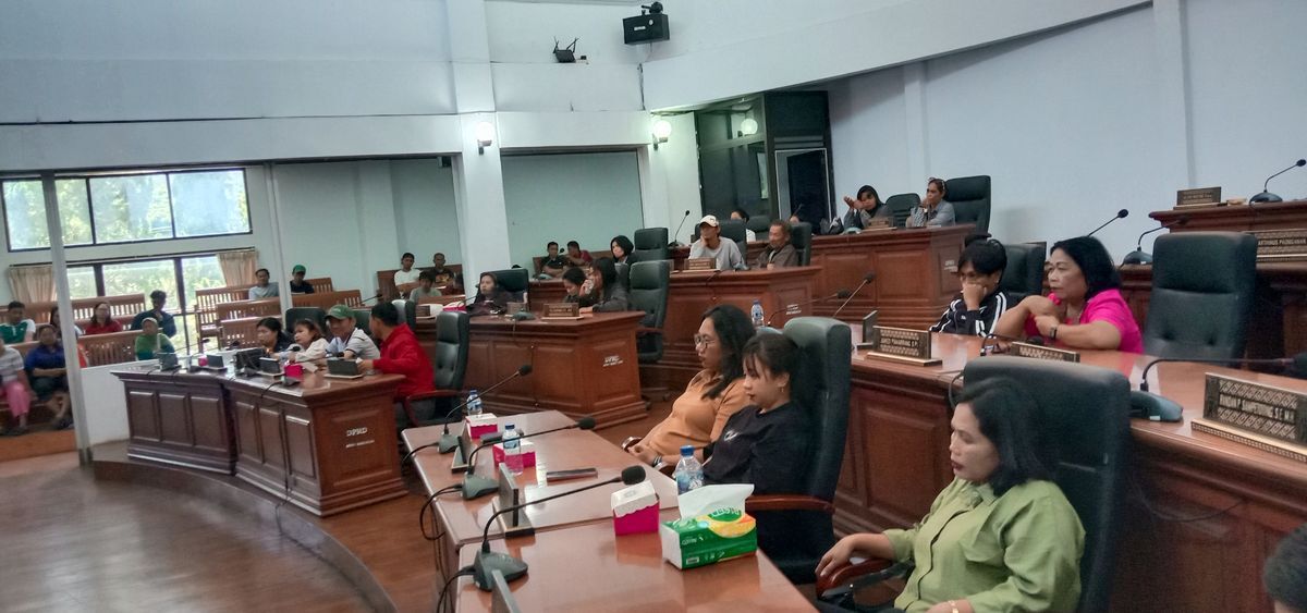 IST
TERIMA ASPIRASI--Ketua DPRD Tana Toraja bersama Ketua Komisi satu menerima aspirasi HPWMM Pasar Makale
