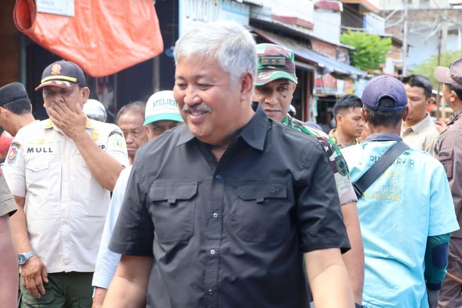 IST
OPERASI PASAR--Bupati Pinrang, HA. Irwan Hamid melakukan operasi di Pasar Sentral Pinrang, Minggu (2/3).