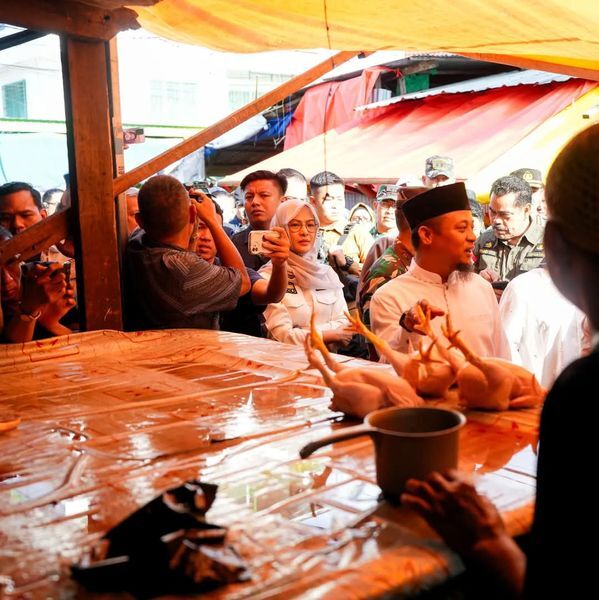 IST
PANTAU-Ketua DPRD Sulsel Andi Rachmatika Dewi bersama Gubernur Andi Sudirman Sulaiman dan Wali Kota Makassar Munafri Arifuddin memantau harga pasar. Stok beras dipastikan aman selama Ramadan. 
