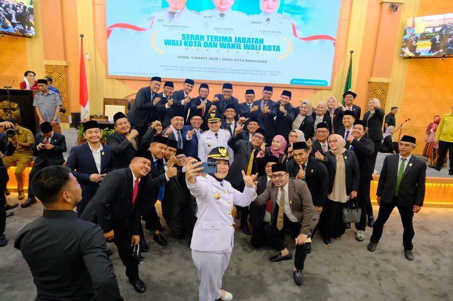 IST
SERTIJAB-Wali Kota Makassar Munafri Arifuddin dan Wawali Hj Aliyah Mustika Ilham foto bersama anggota DPRD Makassar usai sertijab, Senin (3/3). Appi juga menerima memori jabatan dari wali kota periode masa jabatan 2021-2025 Moh Ramdhan Pomanto.
