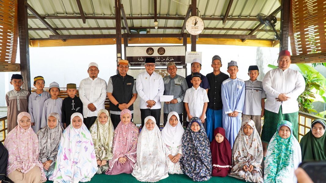 IST
KUNJUNGI SEJUMLAH TITIK--Anggota Komisi II DPR RI Dr HM Taufan Pawe mengunjungi sejumlah titik di Kabupaten Pangkep, dalam rangka Kundapil, Minggu (2/3).
