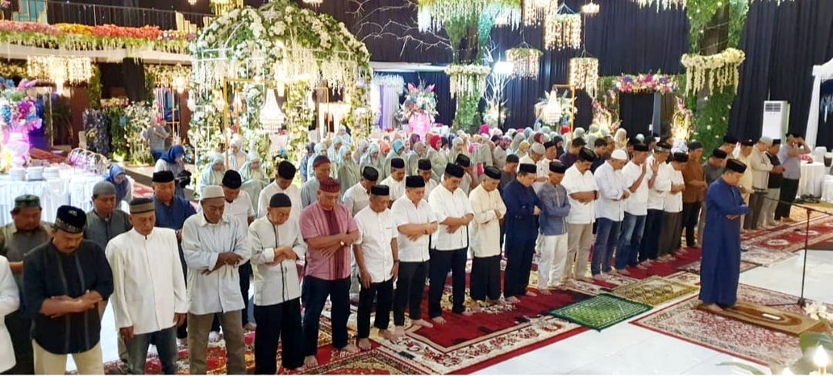 IST 
SILATURAHMI DAN BUKA PUASA--Alumni SMA Negeri 1 Makassar Angkatan 1982 bersilaturahmi dan buka puasa bersama yang dilanjutkan sholat magrib serta sholat tarwih berjamaah di Gedung Baruga Siamaseang, Kampus UIM Al-Gazali, Jl. Perintis Kemerdekaan, Makassar, Minggu (2/3) malam.