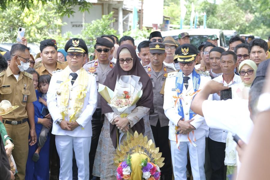 IST
DISAMBUT TARI--Bupati dan wakil bupati Soppeng disambut tari Paduppa yang diawali dengan pengalungan kain sutra oleh duta budaya Kabupaten Soppeng (kanan), dan Bupati dan Wakil Bupati maros Chaidir Syams melaksanakan sujud syukur
