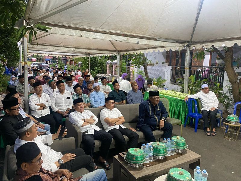 IST
BERBINCANG--Anggota Fraksi PKB DPR RI Syamsu Rizal MI berbincang dengan pengurus disela-sela menghadiri acara buka puasa di kediaman Ketua DPW PKB Sulsel Azhar Arysad, Rabu (5/3)
