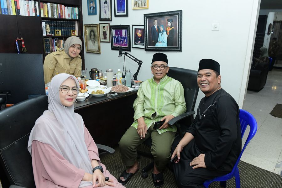 IST
BUKA PUASA--Ketua DPRD Sulsel Andi Rachmatika Dewi dan Wakil Ketua Rahman Pina mengghadiri buka puasa dikediaman Wali Kota Makassar periode 2004-2014 Dr. H. Ilham Arief Sirajuddin bersama istri tercinta Wakil Wali Kota Makassar, Aliyah Mustika Ilham, Jalan Maipa, Makassar, Selasa (4/3)
