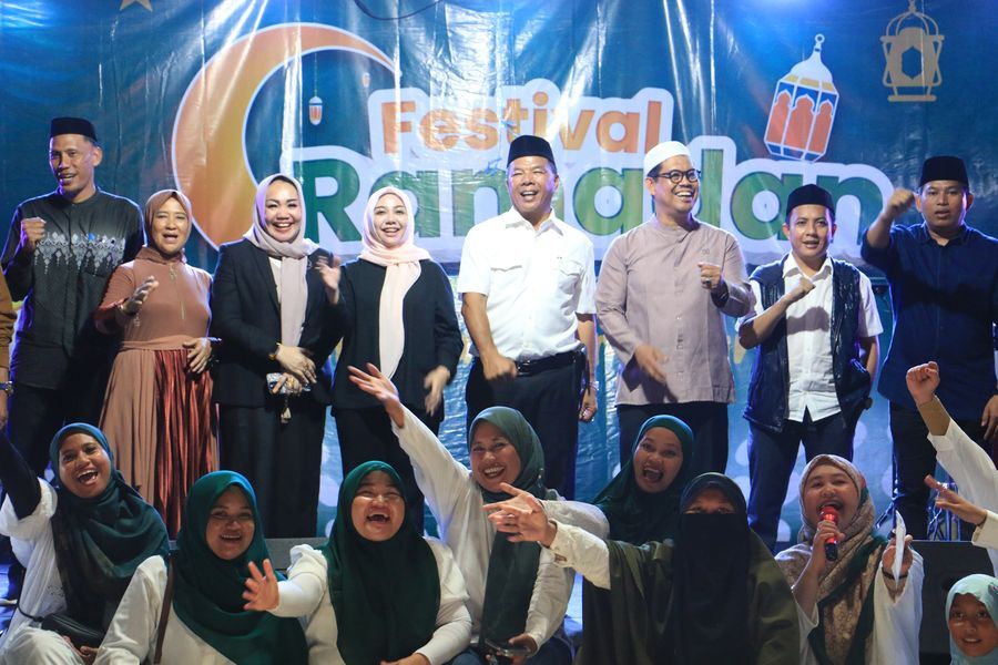 IST
HADIRI PEMBUKAAN--Empat legislator DPRD Kabupaten Bulukumba menghadiri pembukaan Festival Ramadan Collaborative Fest yang diselenggarakan di pelataran Pasar Sentral Bulukumba, Rabu (5/3) malam 
