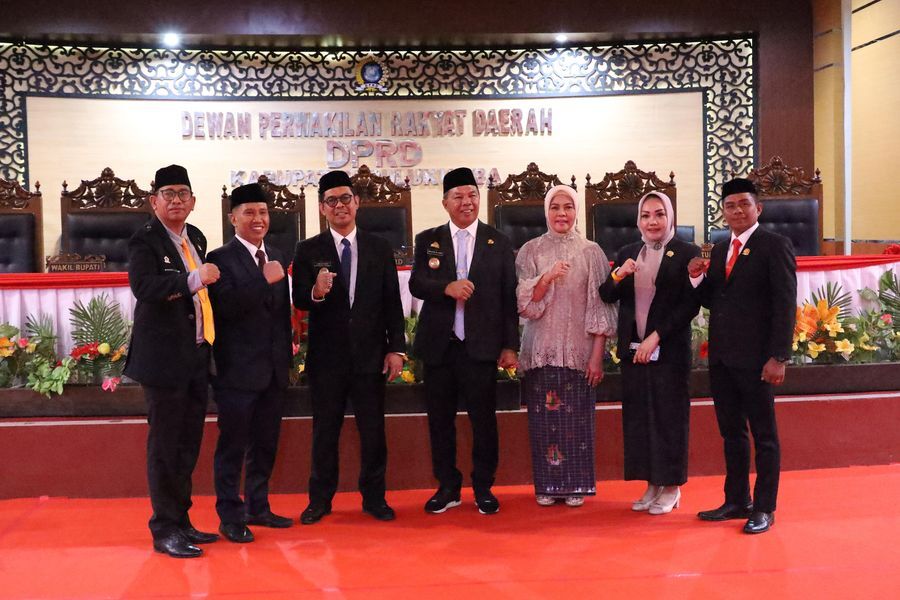 IST
FOTO BERSAMA--Bupati Andi Muchtar Ali Yusuf Didampingi Ketua Tim Penggerak PKK Bulukumba Hj Andi Herfida Muchtar dan Wakil Bupati Andi Edy Manaf foto bersama Ketua dan Anggota Fraksi Partai Golkar DPRD Bulukumba Setelah Rapat Paripurna Penyampaian Pidato Bupati Bulukumba Periode 2025-2030
