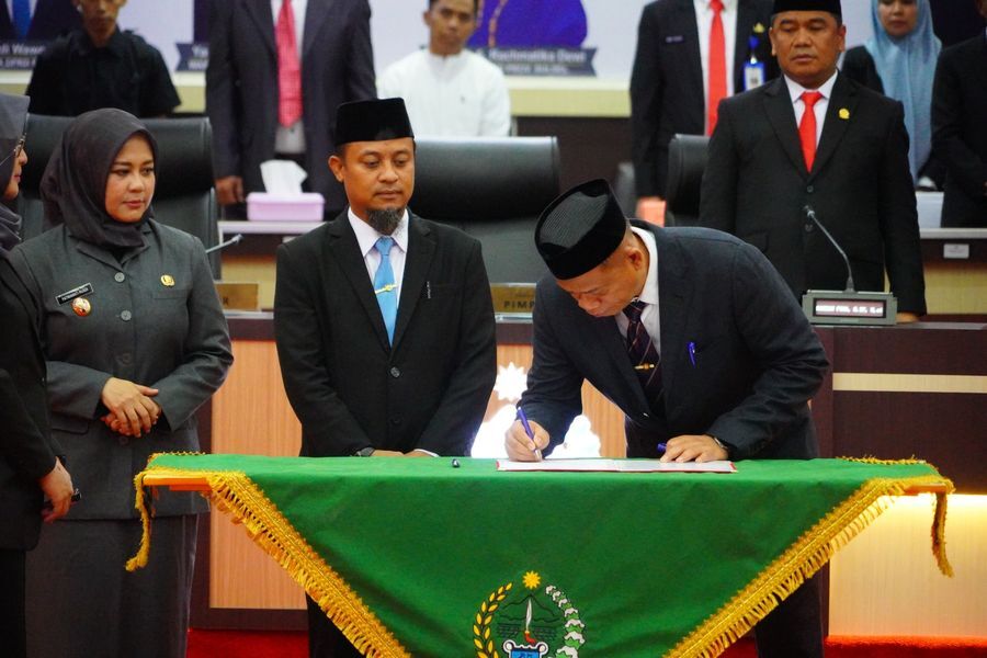IST
SERTIJAB-Gubernur Andi Sudirman Sulaiman dan Wagub Fatmawati Rusdi menyaksikan Prof Fadjry Djufry menandatangani memori sertijab di Ruang Rapat Paripurna DPRD Sulsel, Jumat (7/3). Dilanjutkan foto bersama jajaran Forkopimda dan pimpinan dewan.

