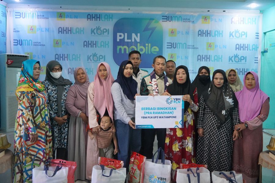 BERBAGI -- Tim PT PLN (Persero) dengan YBM PLN foto bersama Yatim Dhuafa usai berbagi kebahagiaan kepada para yatim dhuafa.
