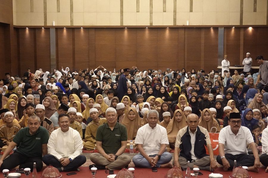 BERSAMA -- Tim Kalla Land & Property ketika menggelar acara buka puasa bersama karyawan dan 1.500 anak panti asuhan.
