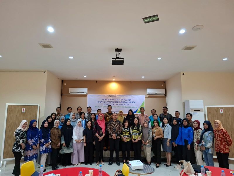 FOTO BERSAMA -- Kepala BPJS Ketenagakerjaan Palopo, Haryanjas Pasang Kamase (tengah di depan), foto bersama dengan peserta monev dan sosialisasi New E-PLKK.
