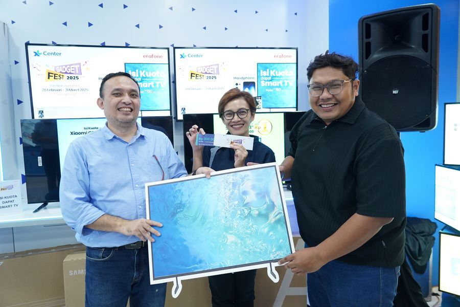 GADGET FEST -- Group Head Direct Channel Management XL Axiata, Muhamad Novan Adilandy (kiri) dan Head B2C Operator Erafone, Diana Maretra Sevi (tengah) foto bersama pelanggan pertama di ajang Gadget Fest 2025 yang digelar di XL Center Central Park Mall Jakarta.