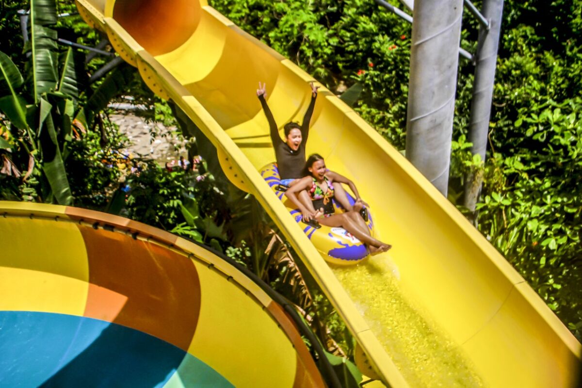 KESERUAN -- Warga yang menikmati keseruan bermain di kawasan Bugis Waterpark Adventure.