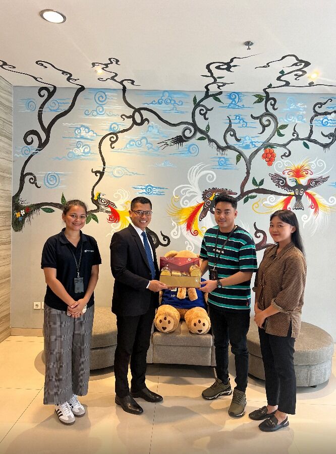 INDIBIZ -- Tim Telkom Indonesia melalui Indibiz Hotel (dua dari kanan) menyerahkan bingkisan kepada tim Best Western Sagita Jayapura Hotel (dua dari kiri.