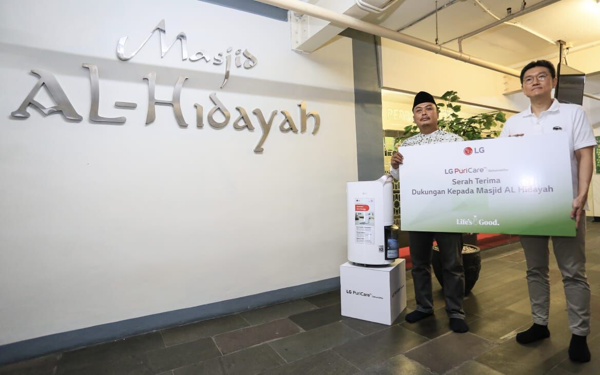 DEHUMIDIFIER -- Manajemen LG Electronics Indonesia menyerahkan paket Dehumidifier kepada pengurus Masjid Al Hidayah, Jakarta.