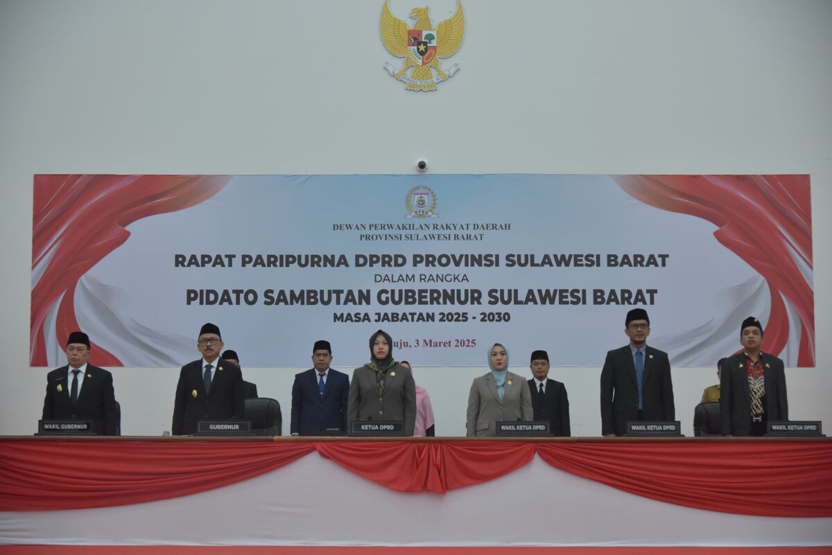 RAPAT PARIPURNA --Ketua DPRD Sulbar bersama para wakil ketua DPRD Sulbar dan gubernur Sulbar saat mengikuti rapat paripurna DPRD Sulbar dalam rangka Pidato Sambutan Gubernur periode 2025-2030  di kantor  DPRD Sulbar, Senin, 3 Maret 2025.
