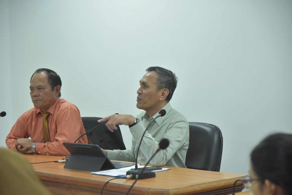 PIMPIN RAPAT -- Ketua Komisi III DPRD Provinsi Sulawesi Barat, Usman Suhuria sedang memimpin rapat monitoring dan evaluasi terkait perkembangan Ranperda tentang RTRW Provinsi Sulawesi Barat.