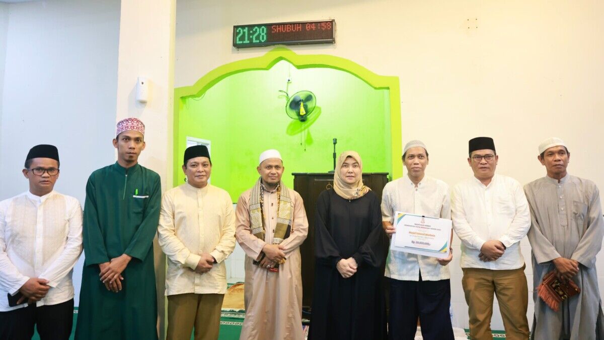 IST
BANTUAN HUBAH--Wakil Wali Kota Makassar, Aliyah Mustika Ilham melaksanakan salat tarawih berjamaah di Masjid Ta’mirul Muslimin, Jalan Gunung Lompobattang, Makassar, Senin (10/3) juga menyerahkan bantuan hibah senilai 25 juta rupiah