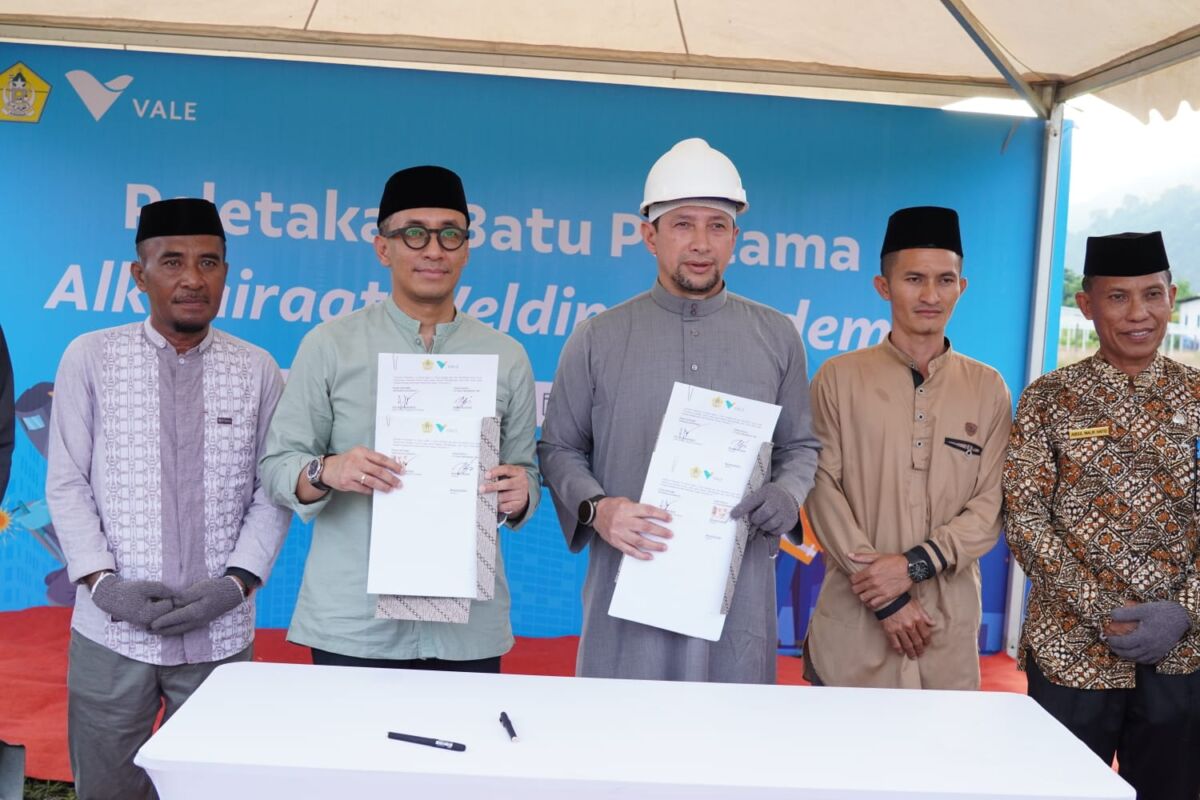 WELDING ACADEMY -- Chief Sustainability & Corporate Affairs Officer PT Vale, Bernardus Irmanto (dua dari kiri) bersama pihak Alkhairat Welding Academy menunjukkan naskah kerja sama peletakan batu pertama Welding Academy, Kamis, 20 Maret 2025.