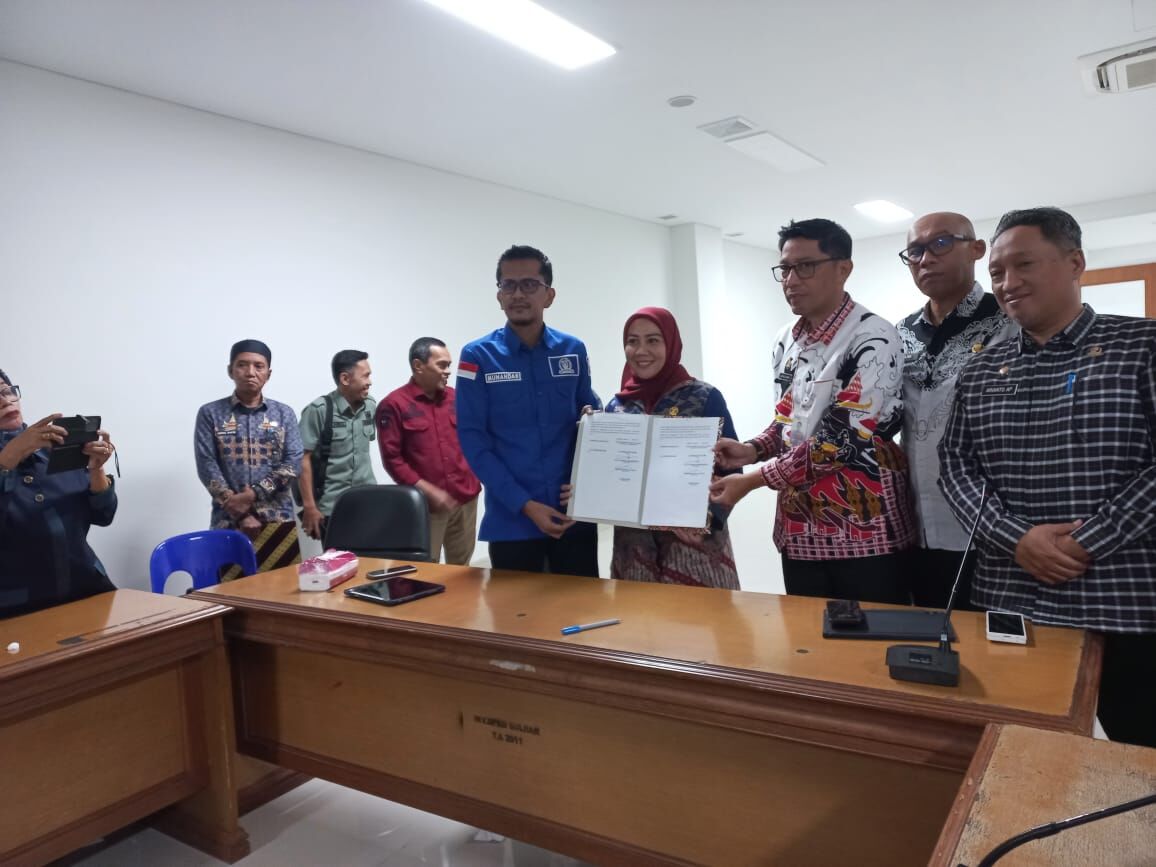TANDA TANGAN -- Wakil Ketua DPRD Sulbar, Dr Hj Sitti Suraidah Suhardi bersama para wakil ketua DPRD dan kepala OPD lingkup Pemerintah Provinsi Sulawesi Barat menunjukkan naskah rancangan awal RPJMD 2025-2029 yang telah ditandatangani.