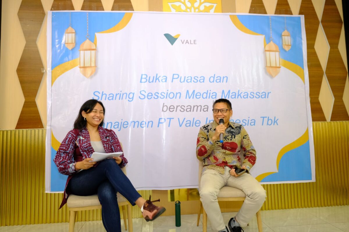 JAWAB PERTANYAAN -- Direktur & Chief Operation and Infrastructure Officer PT Vale, Abu Ashar didampingi Head of Corporate Communications PT Vale, Vanda Kusumaningrum, saat menjawab pertanyaan wartawan.