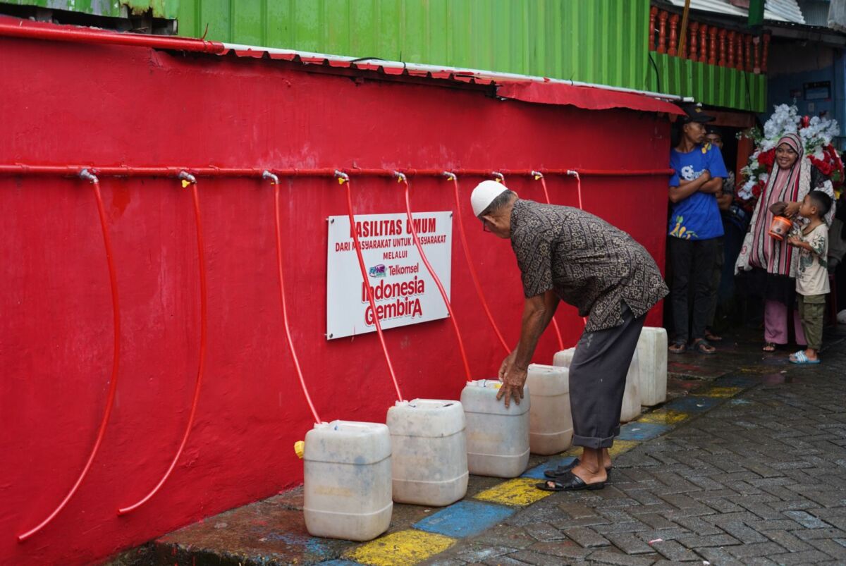 NIKMATI -- Sejumlah warga Kota Makasssar sedang menikmati sarana bersih yang merupakan hasil kolaborasi Telkomsel dan Rans Entertainment melalui gerakan sosial Telkomsel Indonesia Gembira.