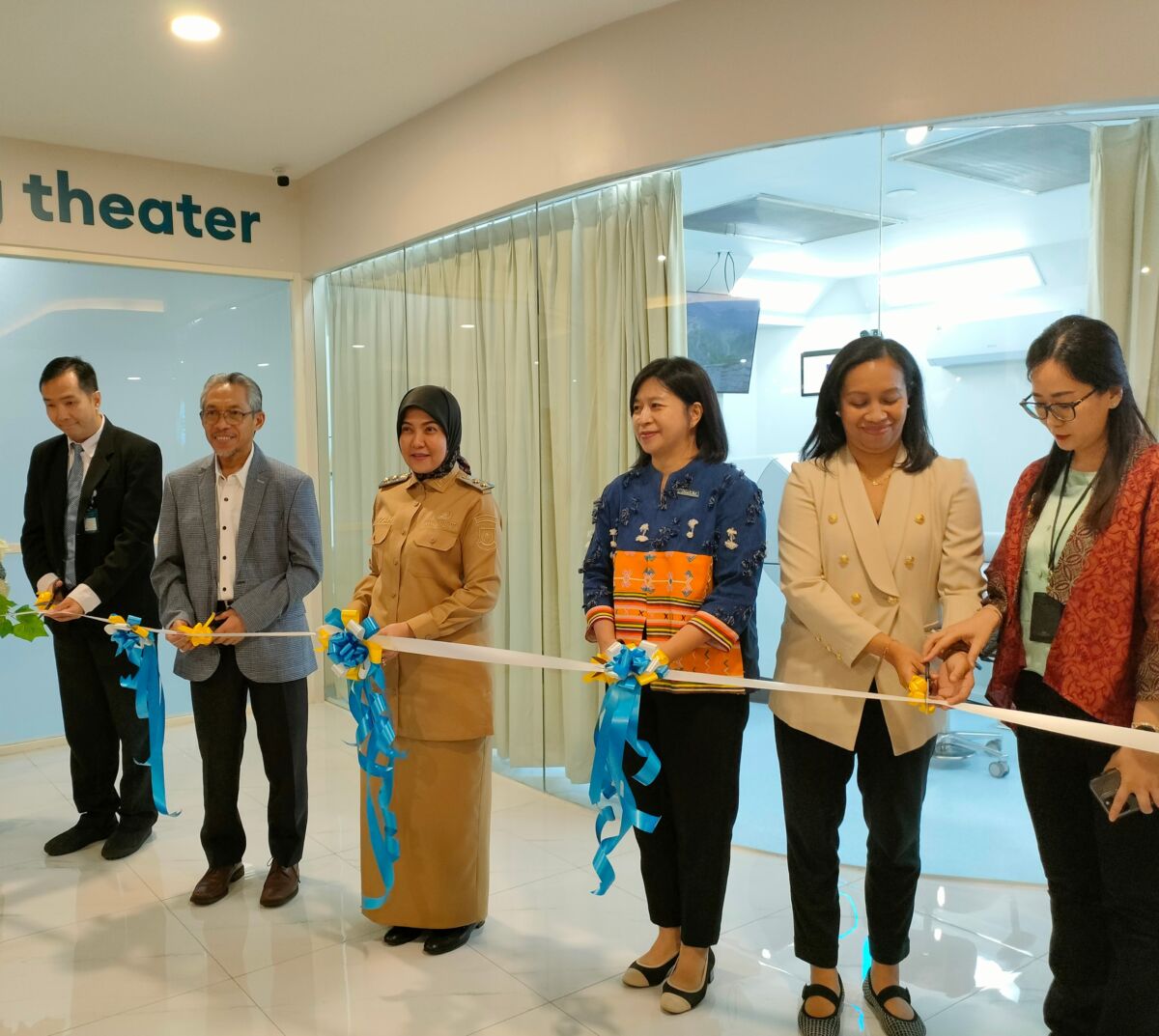 PERESMIAN -- Wakil Wali Kota Makassar, Aliyah Mustika Ilham, didampingi Ketua Direktur EyeQu LASIK & Eye Center, dr Cathy Karni Lando, CEO of Primaya Hospital Group, Leona A Karnali, Direktur RS Primaya Hertasning, dr Oki Yancy, dan Ketua Perdami Pusat, Prof Budu melakukan pengguntingan pita sebagai pertanda peresmian EyeQu LASIK dan Eye Center.