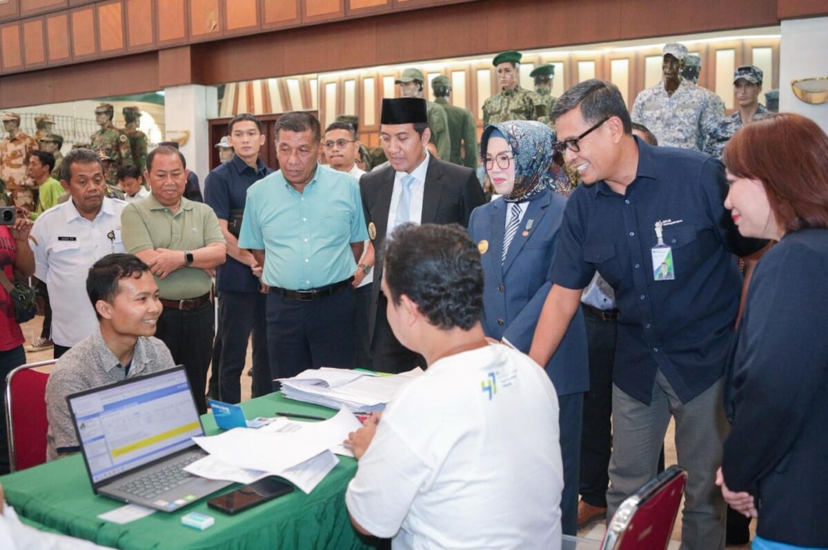 LAYANAN PRIORITAS -- Direktur Utama BPJS Ketenagakerjaan, Anggoro Eko Cahyo (dua dari kanan) bersama Bupati Sukoharjo, Etik Suryani dan Wakil Bupati Sukoharjo, Eko Sapto Purnomo ketika meninjau layanan prioritas klaim JHT bagi mantan karyawan PT Sritex.