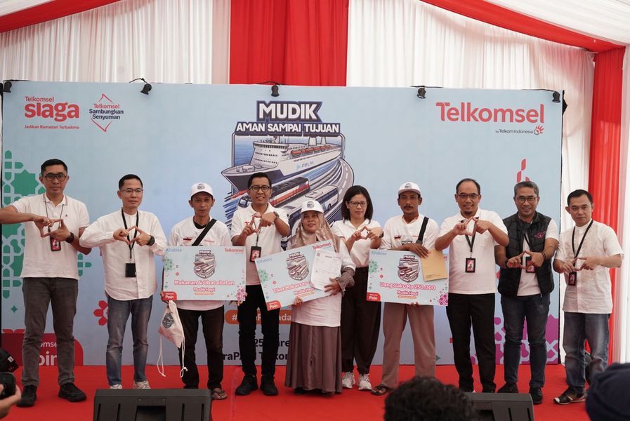 MUDIK GRATIS -- Vice President Consumer Business Area Pamasuka Telkomsel, Muharlis (tiga dari kanan), General Manager Loyalti Management Telkomsel, Rustama Lumbantoruan (lima dari kanan), dan VP Area Network Operation Pamasuka  Telkomsel, Aris Sutomo (empat dari kiri), foto bersama dengan perwakilan pemudik dan pimpinan Telkomsel Area Pamasuka saat melepas keberangkatan 200 pelanggan pemudik gratis Telkomsel dari Makassar menuju ke Surabaya. 
