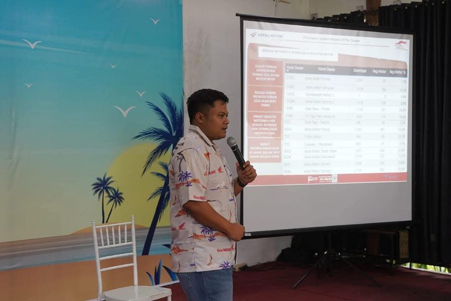 PENJELASAN -- SPV Public Relations Asmo Sulsel, Oging Adria Fitra Sakti, sedang memberikan penjelasan terkait beragam Promo Spesial yang kini dihadirkan Astra Motor Sulsel.
