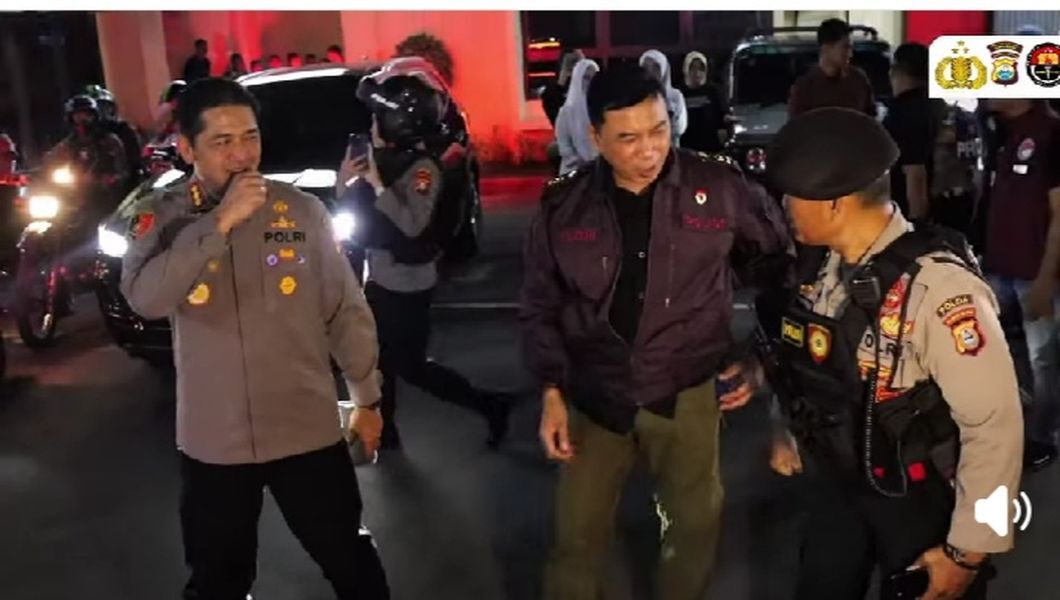 PATROLI -- Kapolda Sulsel, Irjen Pol Yudhiawan didampingi Kapolrestabes Makassar, Kombes Pol Arya Perdana memimpin patroli perpok dan balapan liar serta aksi kejahatan lain di wilayah hukum Polrestabes Makassar. 