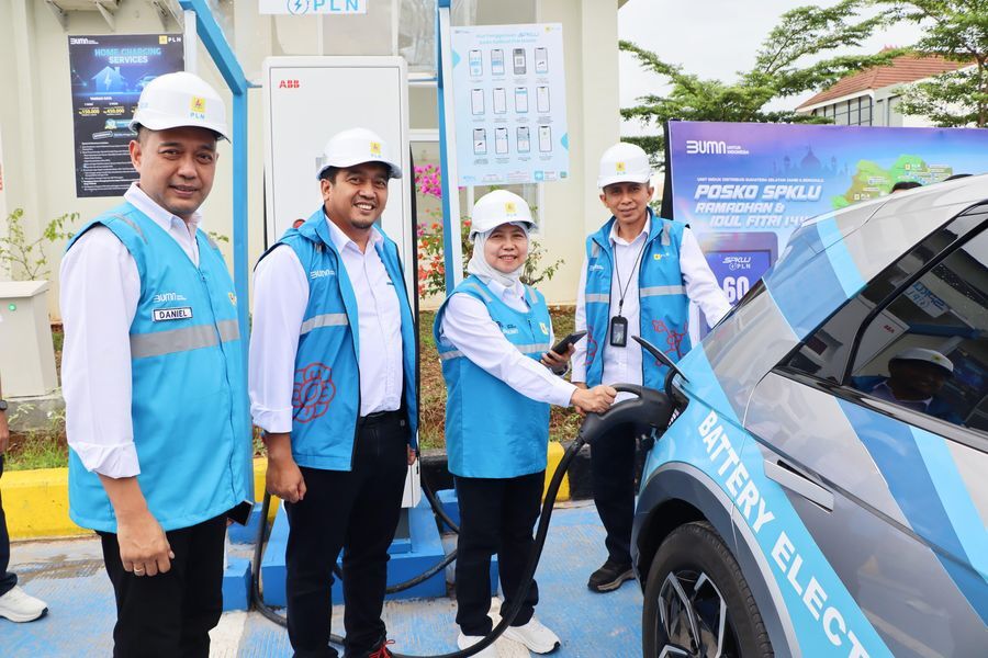 PENGISIAN -- Direktur Retail dan Niaga PLN, Edi Srimulyanti (kedua dari kanan) didampingi Executive Vice President Penjualan dan Pelayanan Pelanggan Retail PLN, Daniel Lestanto (kiri), General Manager PLN Unit Induk Wilayah Sumatera Selatan, Jambi dan Bengkulu (UIW S2JB), Adhi Herlambang (kedua dari kiri), dan Senior Manager Niaga dan Manajemen Pelanggan, Yasnedi (kanan) melakukan simulasi pengisian daya mobil listrik di Rest Area KM. 56A Tol Indralaya - Prabumulih, Ogan Ilir, Sumatera Selatan, pada Senin (3/3).
