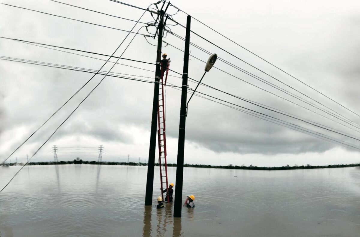 PERBAIKAN -- Potret petugas PLN saat berupaya melakukan perbaikan jaringan listrik yang terdampak cuaca ekstrem di Kabupaten Gowa, Sulawesi Selatan, beberapa hari lalu.
