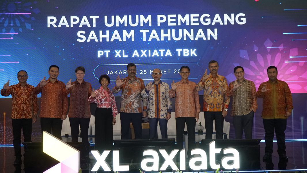 RUPST -- Kiri ke kanan: Direktur, I Gede Darmayusa, Direktur, Feiruz Ikhwan, Direktur, David Racelus Oses, Direktur, Yessie D. Yosetya, Presiden Direktur, Rajeev Sethi, Presiden Komisaris, Dr.M. Chatib Basri, Komisaris Independen, Julianto Sidarto, Komisaris, Vivek Sood, Komisaris Independen, Didi Syafruddin Yahya, dan Komisaris, Nik Rizal Kamil, dalam acara RUPS Tahunan dan Luar Biasa 2025 PT XL Axiata Tbk di Jakarta, Selasa (25/3).

