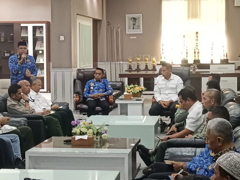 KUNKER -- Bupati Sidrap Syaharuddin Alrif saat menerima Kunker Direktur Jenderal Badan Standardisasi Instrumen Pertanian (BSIP) Kementerian Pertanian sekaligus PJ Satuan Tugas Swasembada Pangan Sulawesi Selatan, Fadjry Djufry di ruang kerjanya, Senin (17/3). 