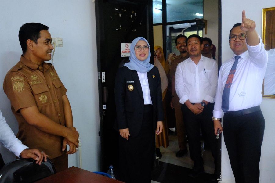 IST
SILATURAHMI -- Bupati Husniah dan Wabup Darmawangsyah saat melakukan silaturahmi para ASN dengan mendatangi langsung ruangan kerja masing-masing. 
