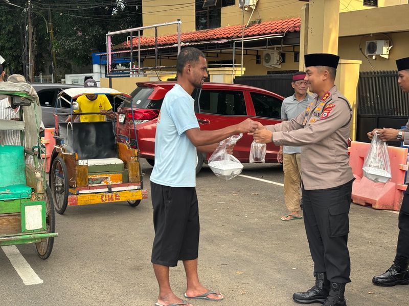 BAGI TAKJIL -- Kapolres Maros, AKBP Douglas Mahendrajaya saat membagikan takjil kepada masyarakat yang sedang menjalankan ibadah puasa di bulan Ramadan.

