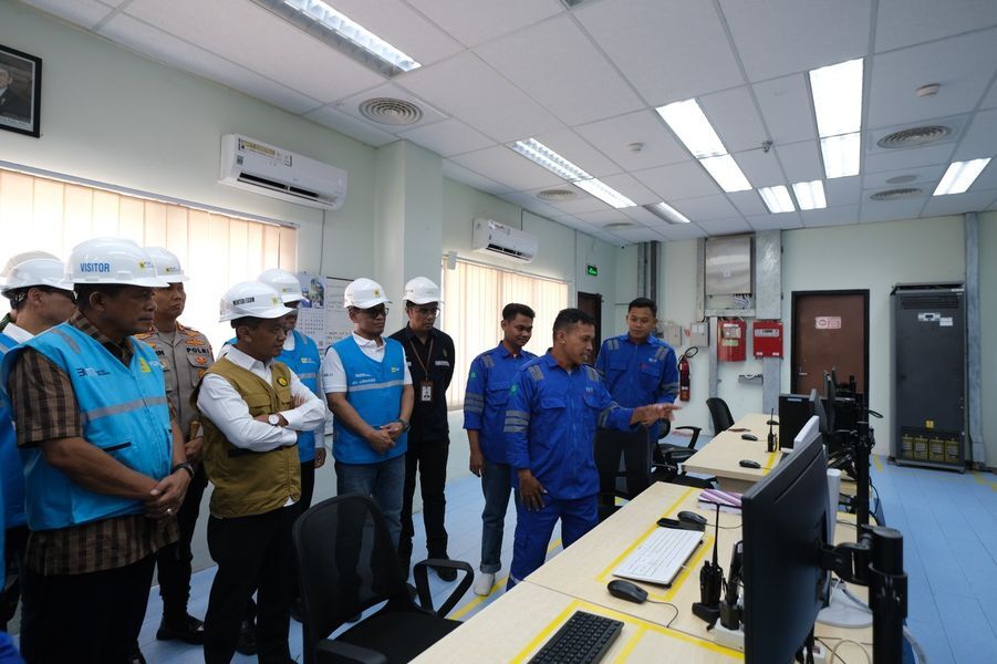 TINJAU -- Menteri Energi dan Sumber Daya Mineral (ESDM), Bahlil Lahadalia saat meninjau Central Control Room Pembangkit Listrik Tenaga Mesin Gas (PLTMG) Baubau di Kota Baubau, Provinsi Sulawesi Tenggara, pada Minggu (9/3).