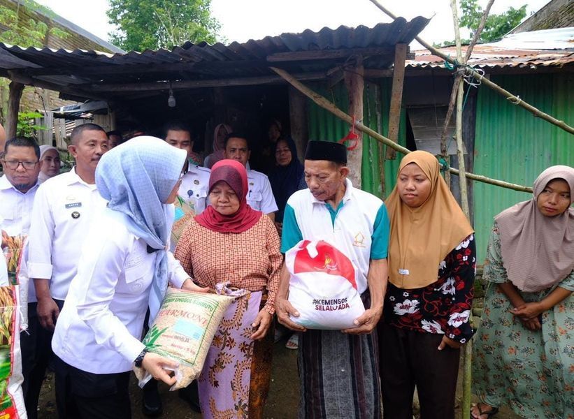 IST
WARGA -- Bupati Gowa, Husniah Talenrang, saat berada di salah satu rumah warga miskin ekstrem di Pallangga. 
