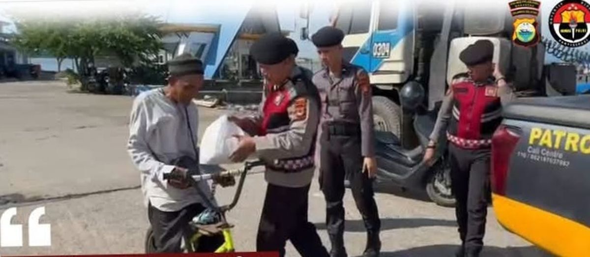 IST
PATROLI -- Persenel Samapta Polres Pelabuhan Makassar melaksanakan patroli berkah Ramadan dan membagikan sembako kepada warga kurang mampu di wilayah hukum Polres Pelabuhan. 
