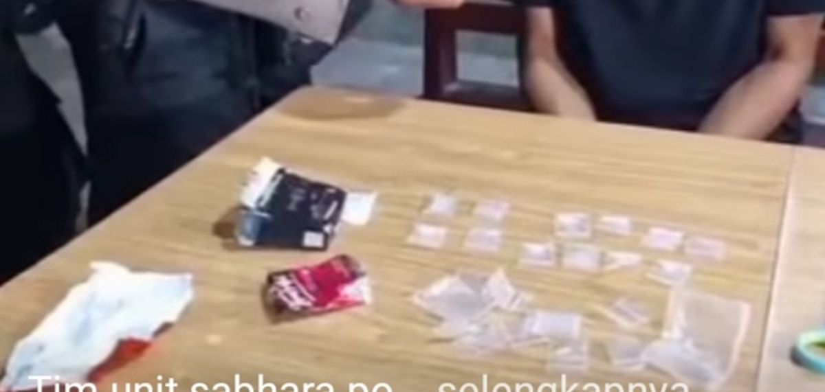 IST
NARKOBA -- Barang bukti Narkoba yang diamankan Sat Samapta Polrestabes Makassar bersama barang bukti narkotika sebelum di serahkan ke satnarkoba Polrestabes Makassar
