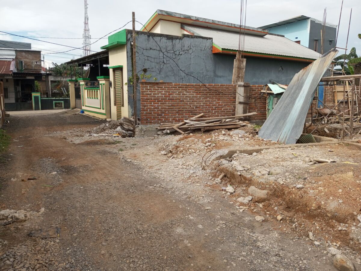 Bangunan Rumah di Borong Jambu  Diduga Serobot Bahu Jalan