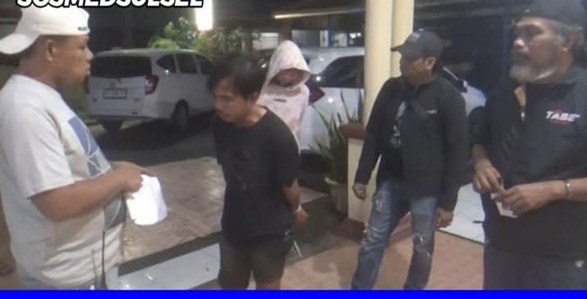 BURON -- Dua pelaku pembobol rumah di wilayah hukum Polsek Manggala yang menjadi buron empar bulan, saat diamankan anggota Polsek Manggala di TKP berbeda. 
