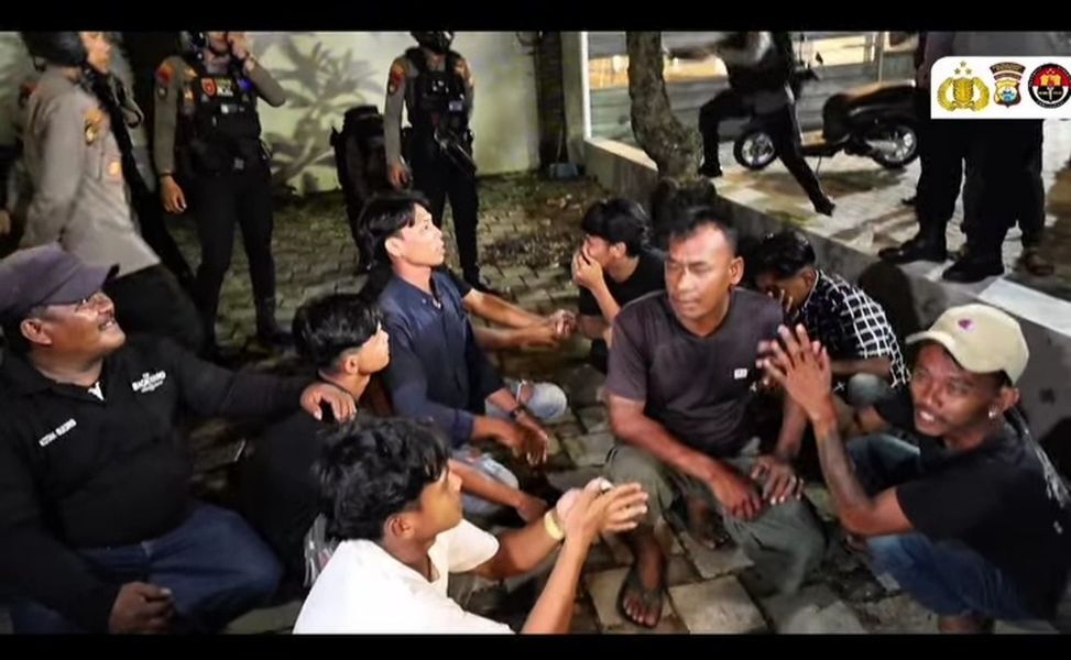 DIAMANKAN -- Sekelompok remaja yang ditemukan nongkrong di pinggir jalan, diamankan personel Polrestabes Makassar. 
