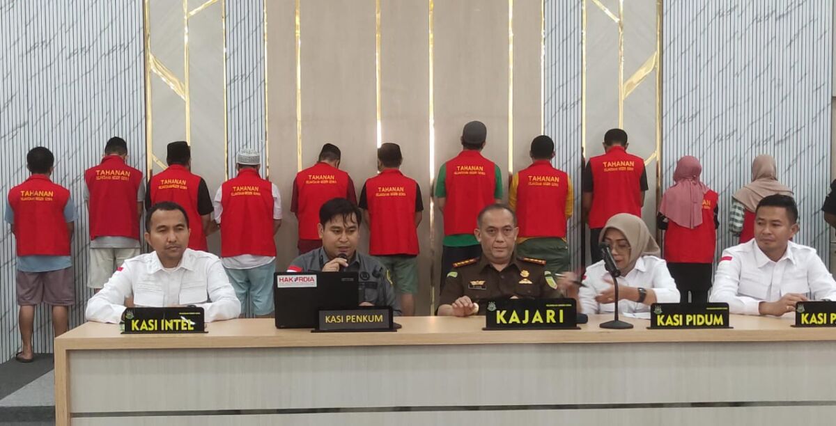 BKM/SAR
TERSANGKA UPAL --  Kajari Gowa Muh Ihsan merilis pelimpahan 11 tersangka kasus uang palsu sesaat usai diserahkan penyidik Polres, Rabu (19/3). 
