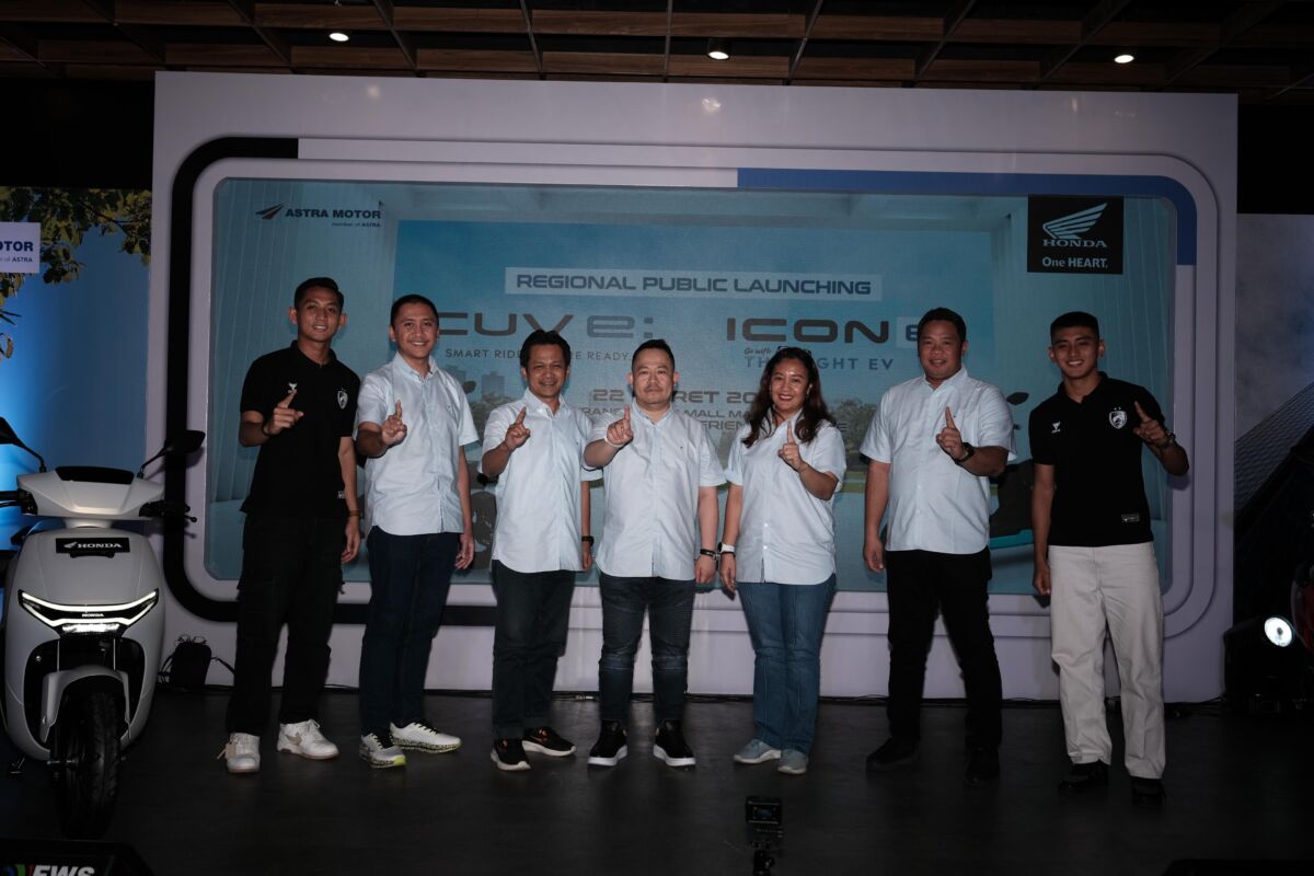 LAUNCHING -- Kepala Wilayah Asmo Sulsel, Thamsir Sutrisno (tengah) didampingi tim manajemennya saat melaunching Honda CUV e: dan ICON e:.
