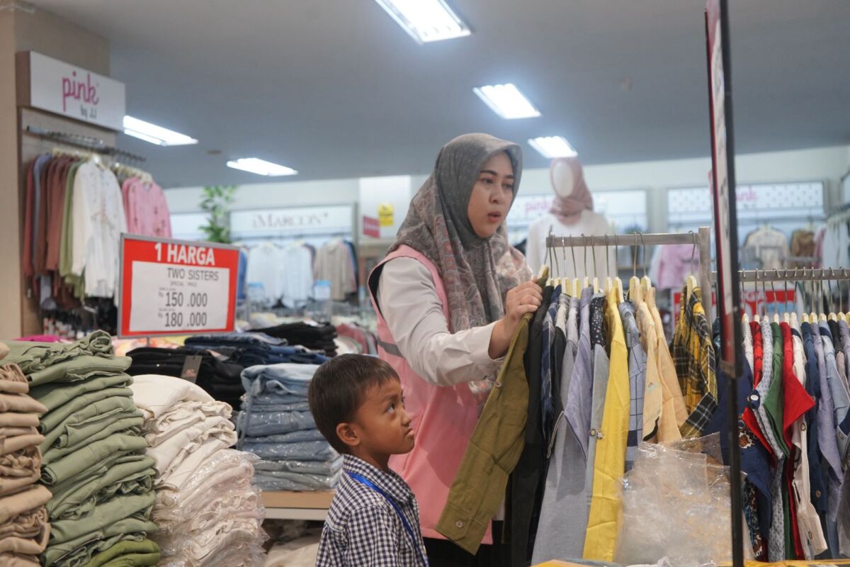 KEBAHAGIAAN -- Tim PLN UID Sulselrabar saat berbagi kebahagiaan dengan salah seorang anak yatim dhuafa.
