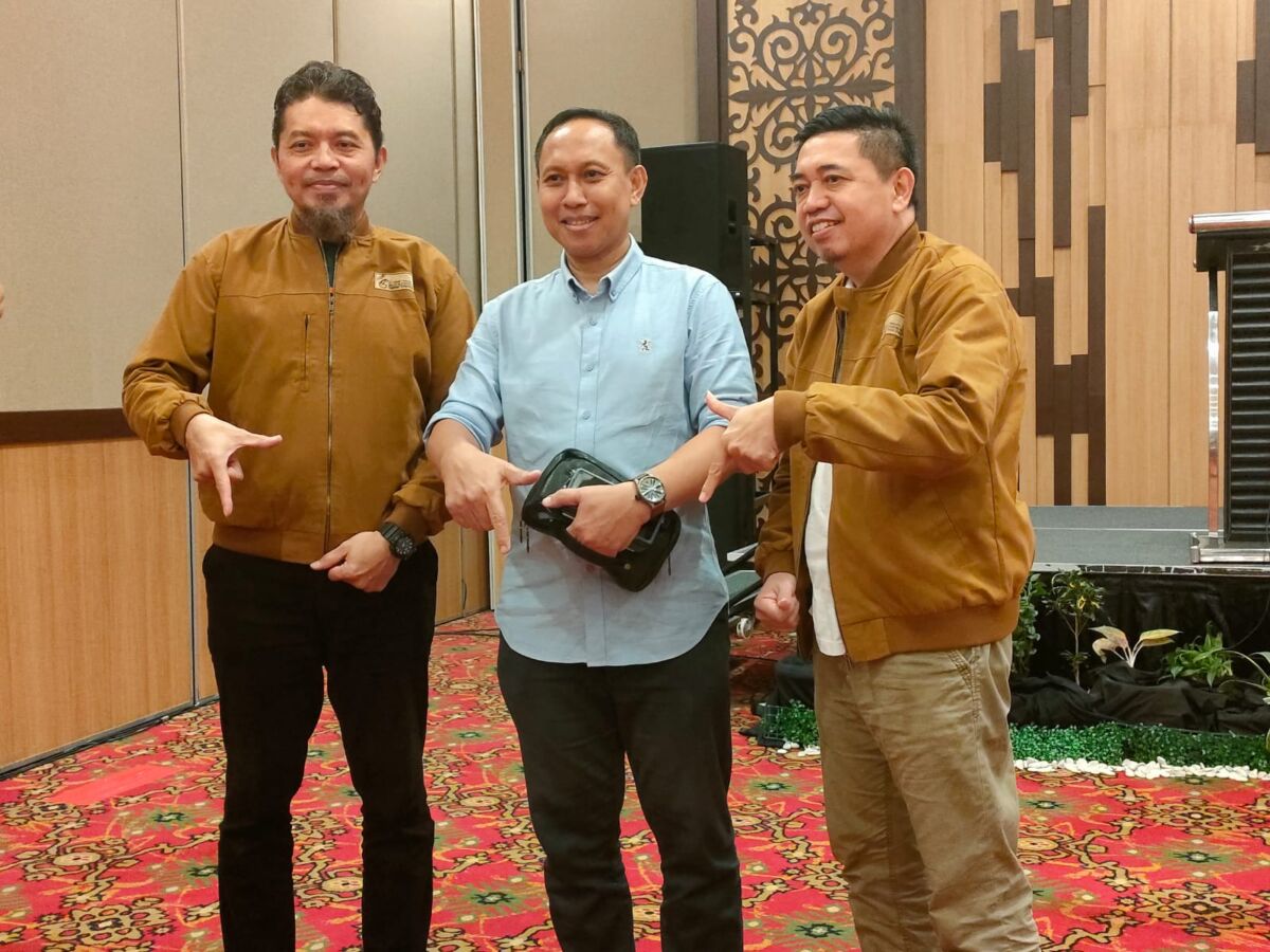 BUKA BERSAMA -- GM Komunikasi dan LGA PT Semen Tonasa, Muh Akhdarisa (tengah) didampingi SM Humas dan Sekretariat, Ilyas HM (kanan) dan Manajer Humas, Didi Amin (kiri), melakukan foto bersama saat buka puasa bersama media.