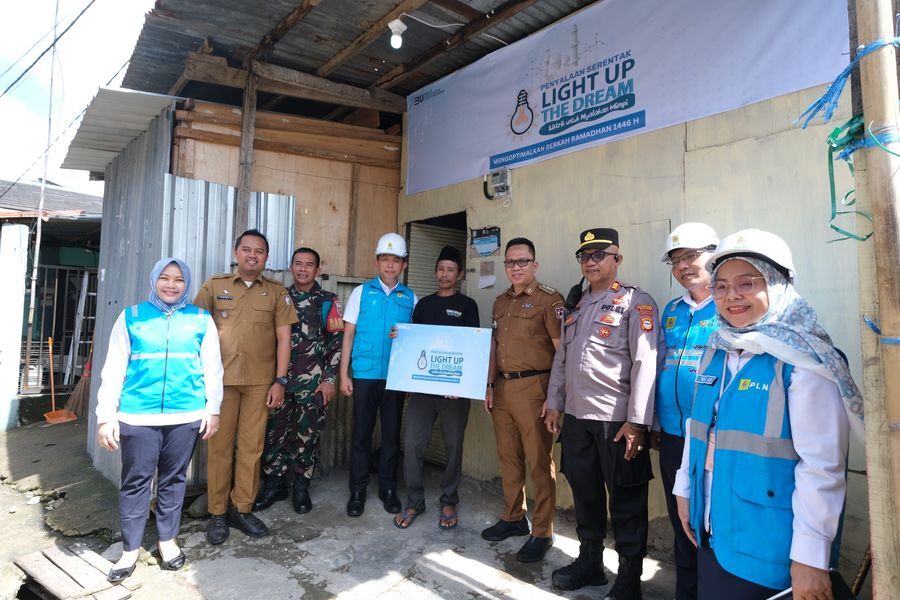 BANTUAN -- Manajemen PLN UID Sulselrabar menyalurkan bantuan penyalaan sambungan listrik secara gratis di rumah pelanggan yang masuk kategori kurang mampu.
