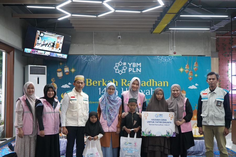 BANTUAN -- PLH General Manager PLN UID Sulselrabar, Edyansyah (ketiga dari kiri) bersama Srikandi PLN dan Ketua YBM PLN UID Sulselrabar Rachmat Nur (pertama dari kanan) saat menyerahkan bantuan secara simbolis untuk yatim dhuafa.